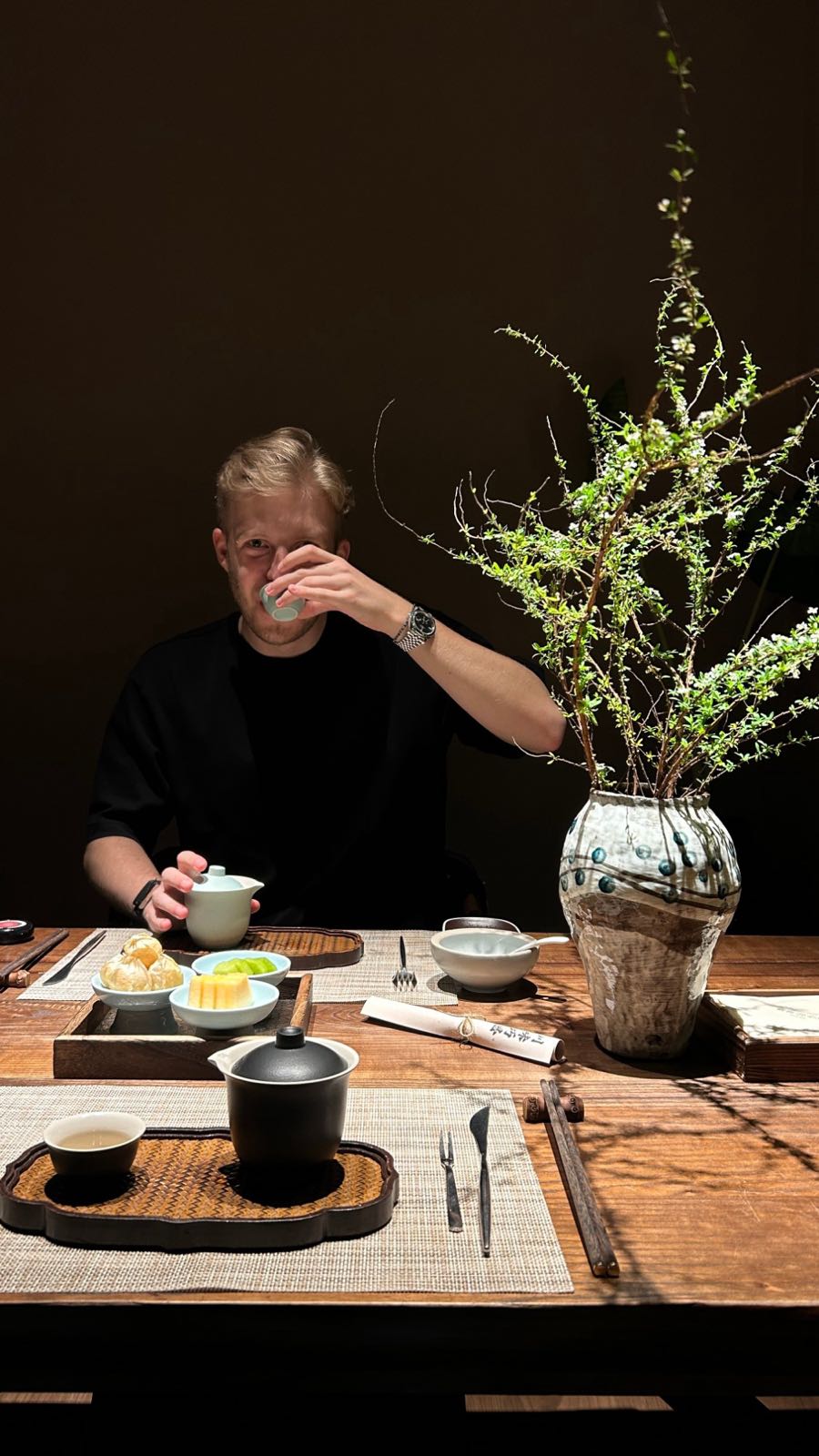 Lukas Selbach beim Tee an einem Holztisch
